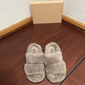 UGG Fluffy Slippers in Gray